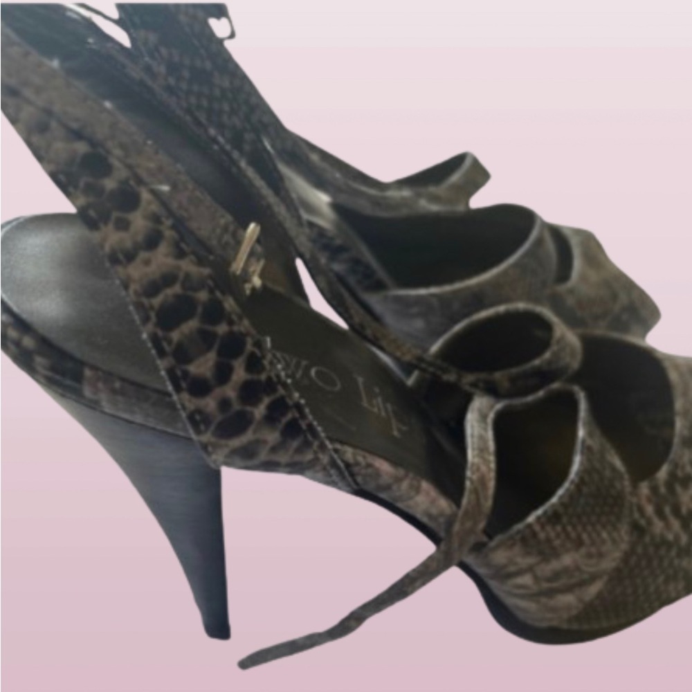 Two lips Grey heels s9